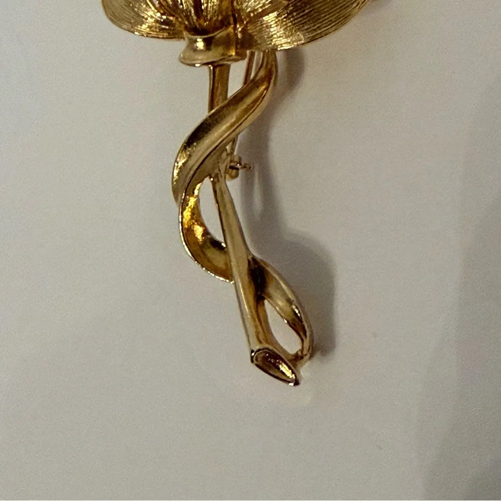 LISNER VINTAGE BROOCH GOLD TONE FLOWER BRUSHED & SMOOTH SIGNED